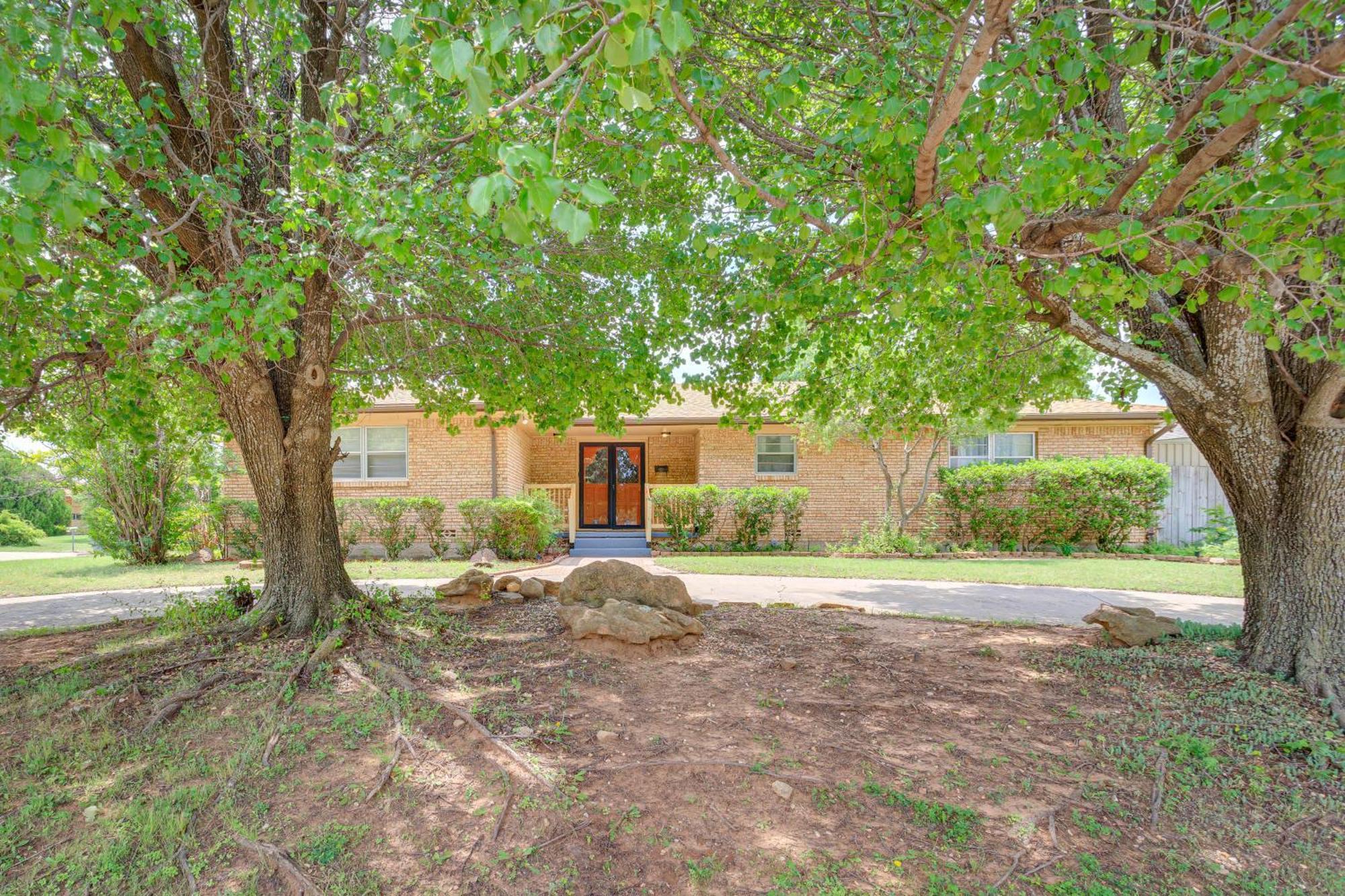 Lawton Home With Deck, Near Casinos And Museums! Exterior photo